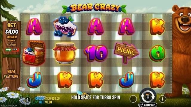 Partida base de Bear Crazy con varios símbolos Wild de oso y cartas altas sobre el tablero de pícnic