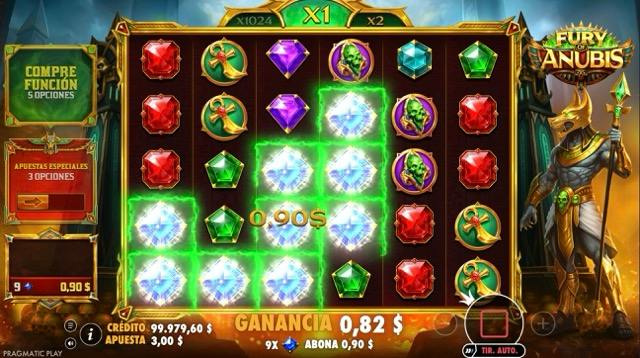 Tablero de Fury of Anubis con una cascada ganadora de símbolos diamante y el multiplicador tumble activo