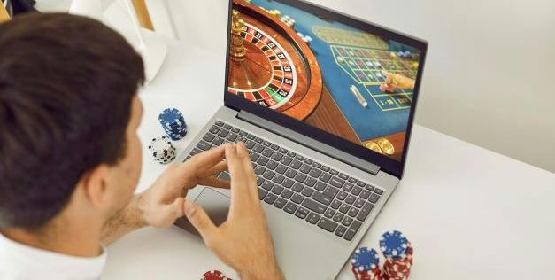 Jugador participando en una mesa de ruleta en vivo desde el ordenador
