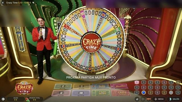 Presentador de Crazy Time junto a la rueda de 54 segmentos y el tablero de apuestas