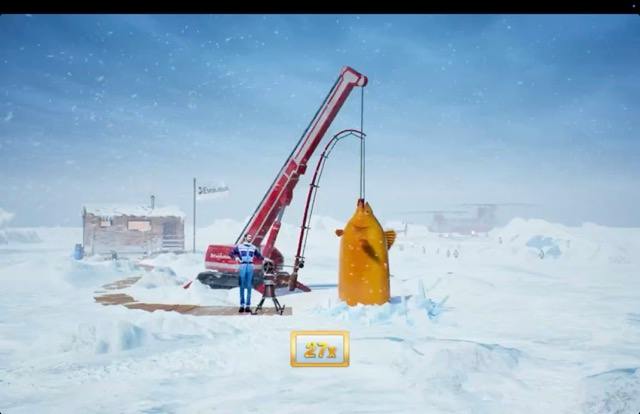 Ronda de bonus de Ice Fishing con una grúa sacando un pez naranja gigante del hielo
